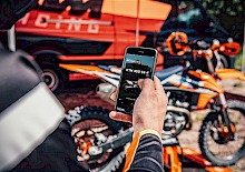 KTM-NEUHEIT: myKTM-APP & CONNECTIVITY UNIT - FACTORY SETTINGS AUF KNOPFDRUCK FÜR KTM SX-F MODELLE.