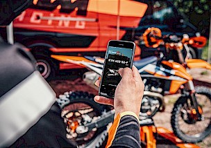 KTM-NEUHEIT: myKTM-APP & CONNECTIVITY UNIT - FACTORY SETTINGS AUF KNOPFDRUCK FÜR KTM SX-F MODELLE.