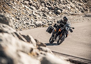 DAS ULTIMATIVE REISEMOTORRAD AUF SCHOTTER: DIE NEUE KTM 890 ADVENTURE.