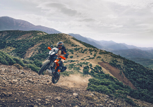 DIE KTM 390 ADVENTURE 2024 BEGEISTERT IN NEUEN FARBEN