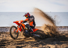 ¡VAMOS! DIE KTM EXC SIX DAYS-BAUREIHE 2025 IST READY TO RACE IN SPANIEN.