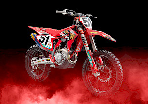 GASGAS PEPPT DIE FACTORY EDITIONS 2025 MIT EINEM VÖLLIG NEUEN LOOK AUF! DIE NEUEN MOTOCROSS MODELLE WURDEN MIT EINER REIHE VON TECHNISCHEN UPDATES UND VOM WERKSTEAM INSPIRIERTEN GRAFIKEN VERBESSERT