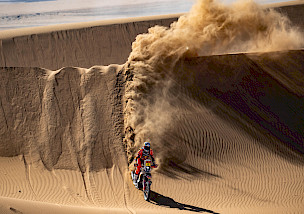 DANIEL SANDERS SCHNELLSTER ZUR HALBZEIT DER CHRONO-ETAPPE DER RALLYE DAKAR