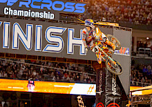 RED BULL KTM FACTORY RACING: CHASE SEXTON SPRINTET ZUM SIEG BEIM ANAHEIM 1 SUPERCROSS