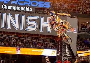 RED BULL KTM FACTORY RACING: CHASE SEXTON SPRINTET ZUM SIEG BEIM ANAHEIM 1 SUPERCROSS