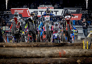 SUPERENDURO FIM WORLD CHAMPIONSHIP: Billy Bolt mit einer perfekten Nacht auf einem fordernden Holz-Track in Cluj-Napoca, Rumänien