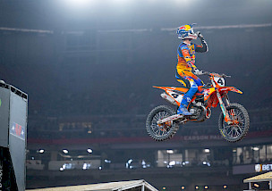 CHASE SEXTON VON RED BULL KTM FACTORY RACING GEWINNT MIT EINEM SIEG IN GLENDALE DAS RED PLATE IN DER 450SX ZURÜCK