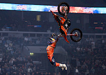 NIGHT of the JUMPs Premiere in Budapest - Trickpremieren Feuerwerk, Luc Ackermann gewinnt vor Matej Cesak