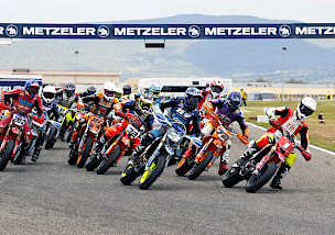 METZELER bleibt bis 2028 exklusiver Reifenlieferant der FIM Supermoto-Weltmeisterschaft, der Europameisterschaft und der FIM Supermoto of Nations