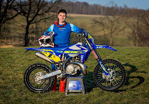 DEM: „Das Motorrad fühlt sich für mich sehr heimisch an!“ - Luca Fischeder startet 2026 in neuer alter Mission