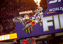 ELI TOMAC VERTEIDIGT MIT EINER TOP 5 PLATZIERUNG IN HOUSTON SEINE FÜHRUNG IN DER 450SX-KLASSE