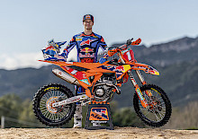 SIMON LÄNGENFELDER WIRD AUCH 2027 FÜR RED BULL KTM FACTORY RACING STARTEN