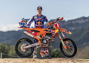 SIMON LÄNGENFELDER WIRD AUCH 2027 FÜR RED BULL KTM FACTORY RACING STARTEN