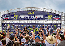 Hunter Lawrence holt sich den Sieg in der 450SMX-Klasse, während Cole Davies seinen ersten Pro Motocross-Sieg in der 250SMX-Klasse feiert